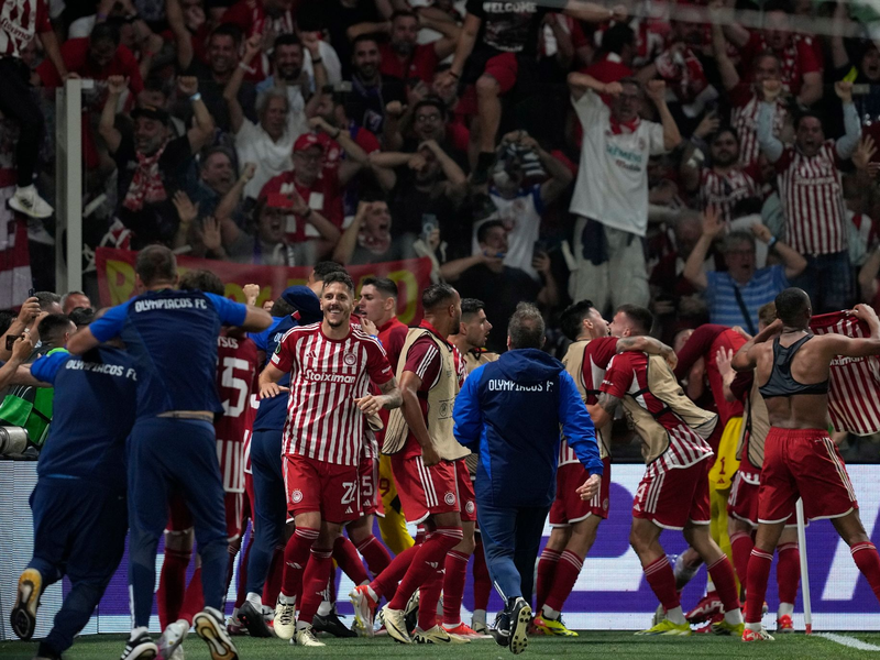 Später Jubel in der 116. Minute: Piräus ist nach der AS Rom und West Ham United der dritte Titelträger in dem jungen Wettbewerb. - Foto: Thanassis Stavrakis/AP