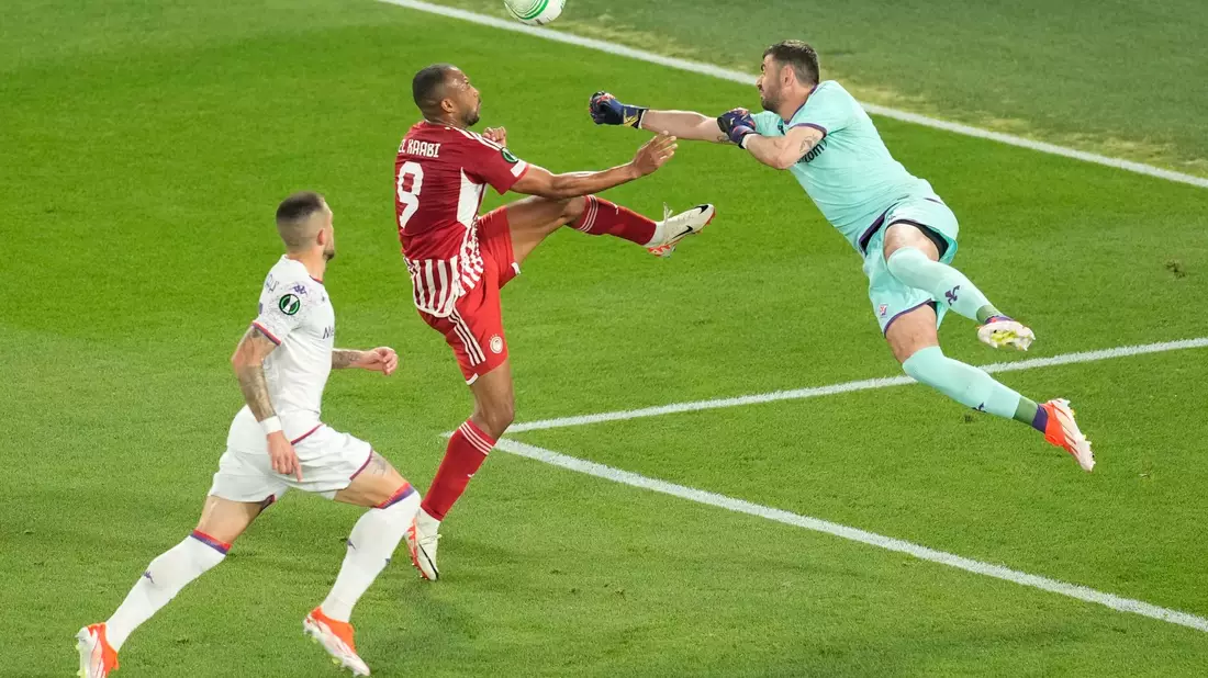 Kurz vor Ende der ersten Halbzeit kam es im Stadion zu Auseinandersetzungen zwischen Anhängern von Piräus und Florenz. - Bild: Petros Karadjias/AP/dpa