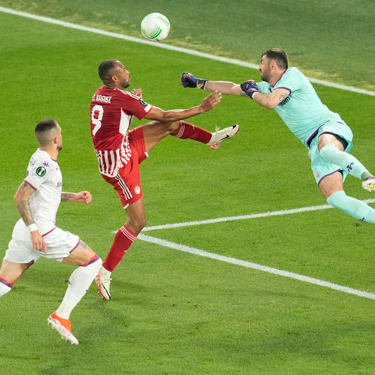 Kurz vor Ende der ersten Halbzeit kam es im Stadion zu Auseinandersetzungen zwischen Anhängern von Piräus und Florenz. - Foto: Petros Karadjias/AP/dpa