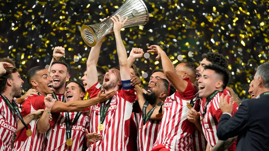 20 Jahre nach dem EM-Titel für Griechenland darf wieder ein Titel gefeiert werden: Der erste Europapokal für ein griechisches Team. - Bild: Petros Giannakouris/AP