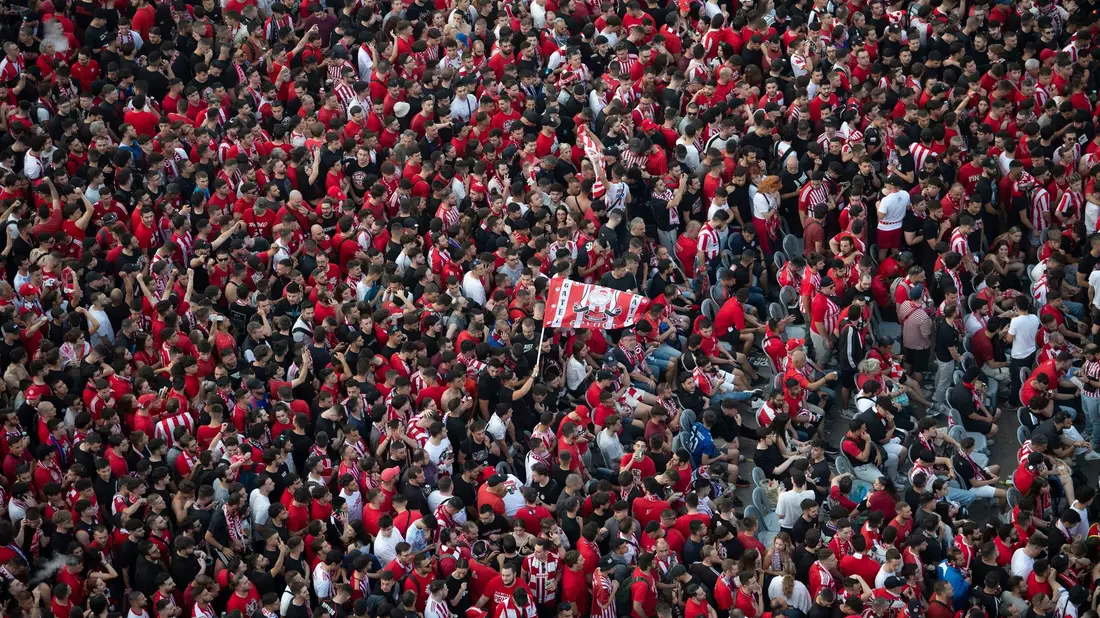 Ein rot-weißes Meer: Tausende Fans machten Party in Piräus. - Bild: Michael Varaklas/AP/dpa