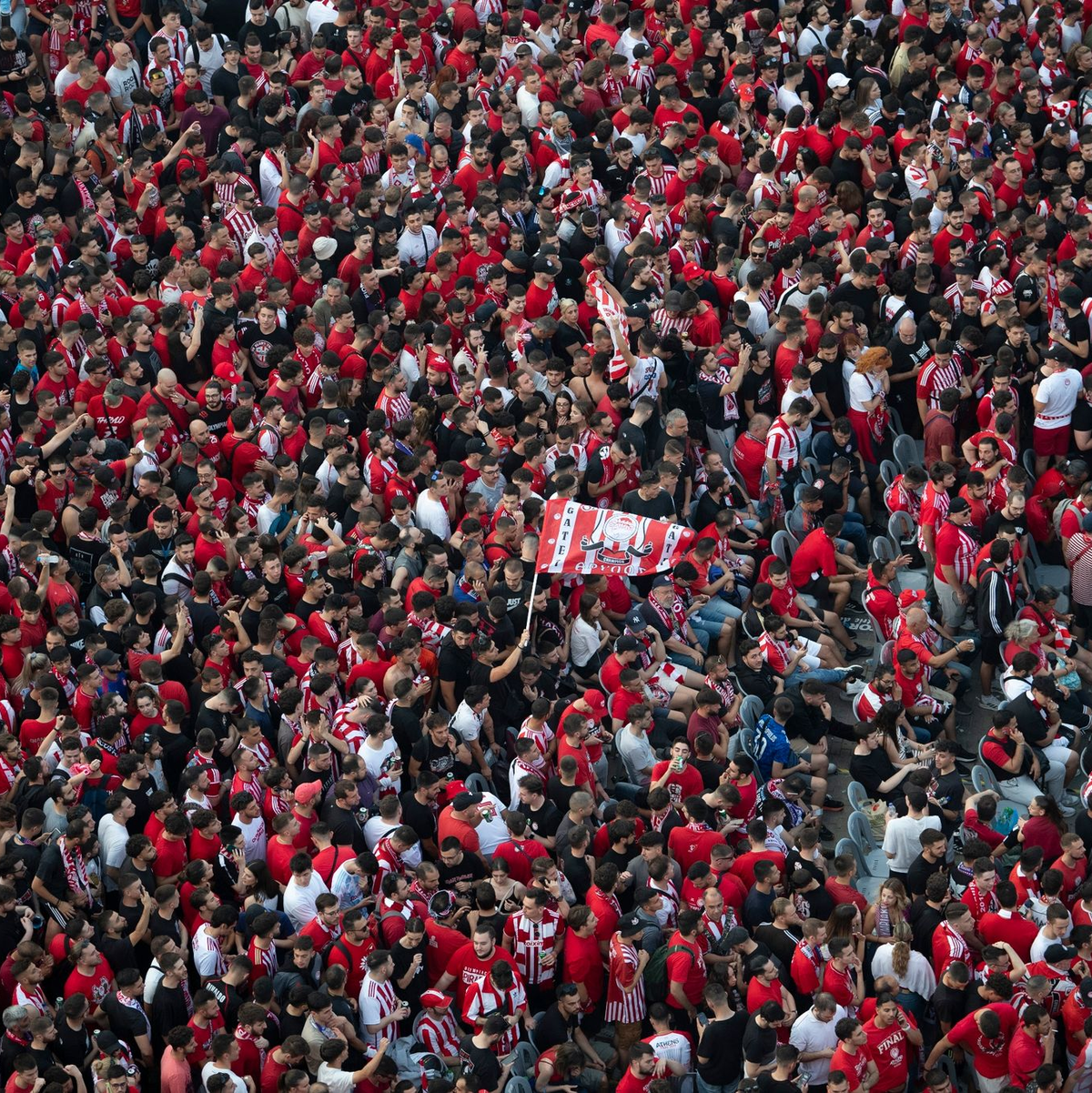 Ein rot-weißes Meer: Tausende Fans machten Party in Piräus. - Foto: Michael Varaklas/AP/dpa