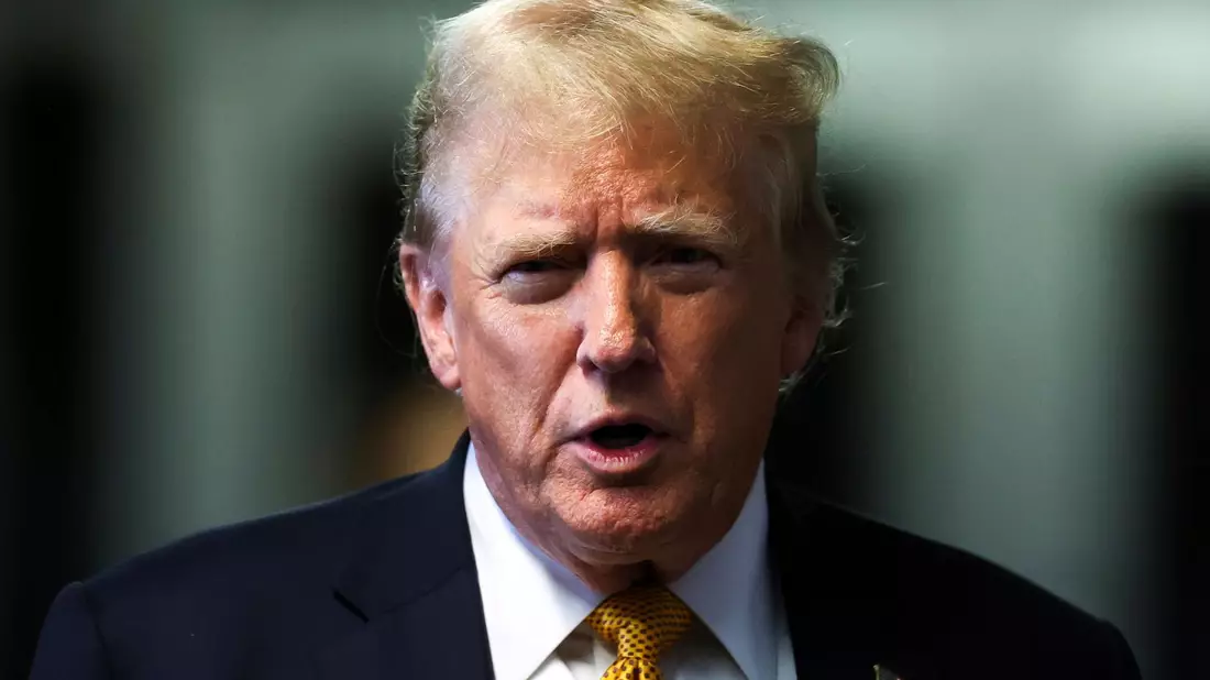 Bei einer Verurteilung droht Donald Trump eine Geldstrafe oder eine mehrjährige Freiheitsstrafe, die auch zur Bewährung ausgesetzt werden könnte. - Bild: Charly Triballeau/POOL AFP/AP/dpa