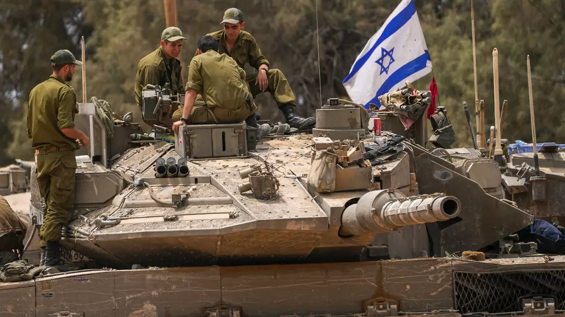 Wie vor fast einem Jahr rücken wieder israelische Panzer in den Norden des Gazastreifens vor. Die Hamas ist zwar geschwächt, aber nicht besiegt. Es droht ein langer Guerillakrieg. - Bild: Tsafrir Abayov/AP/dpa