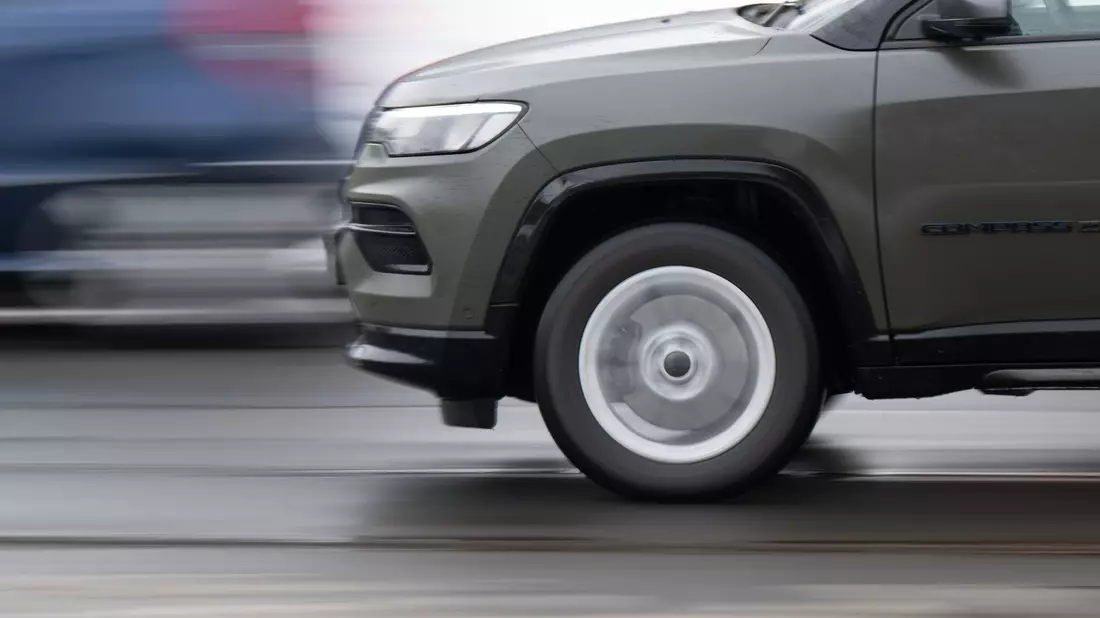 Der junge Fahrer war fast 100 Kilometer pro Stunde zu schnell unterwegs. (Foto - Illustration) - Bild: Robert Michael/dpa