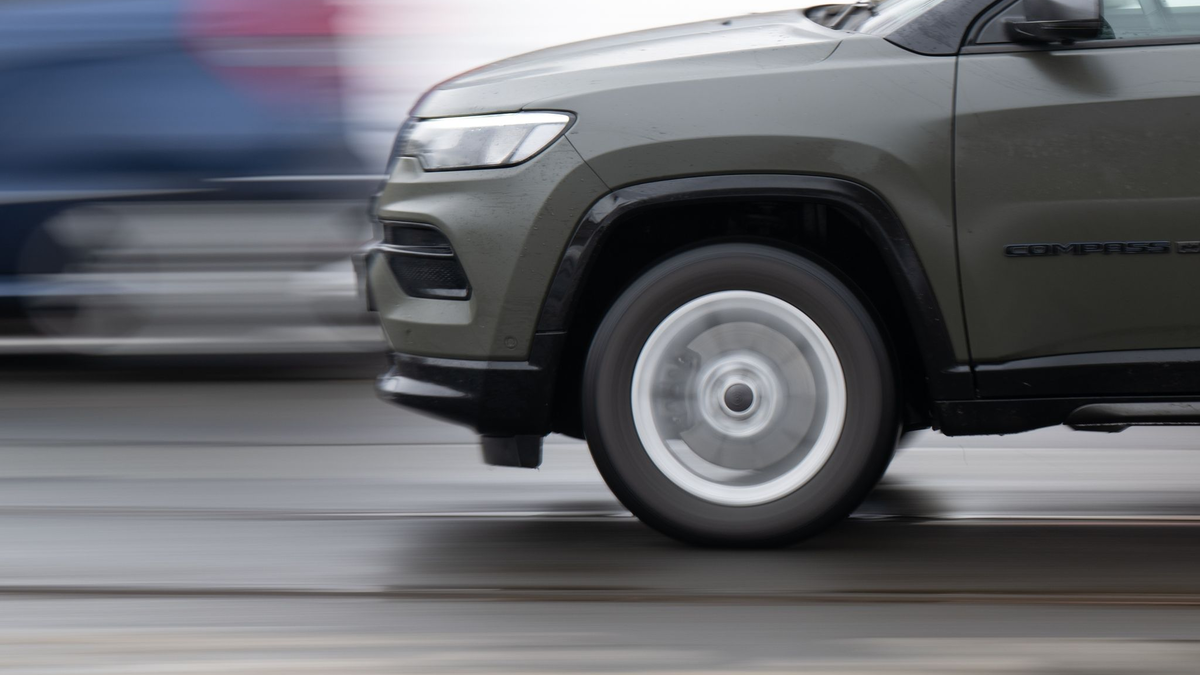SUV und Geländewagen boomen - und die sind durch ihre Bauart in der Regel schwerer als vergleichbare Autos mit flacherer Karosserie. - Foto: Robert Michael/dpa