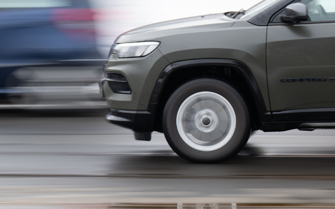 SUV und Geländewagen boomen - und die sind durch ihre Bauart in der Regel schwerer als vergleichbare Autos mit flacherer Karosserie. - Foto: Robert Michael/dpa