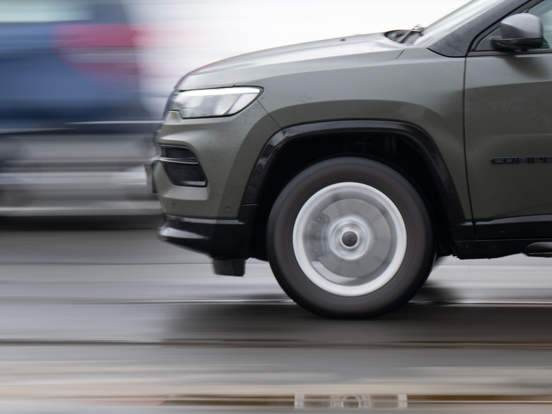 Der junge Fahrer war fast 100 Kilometer pro Stunde zu schnell unterwegs. (Foto - Illustration) - Foto: Robert Michael/dpa