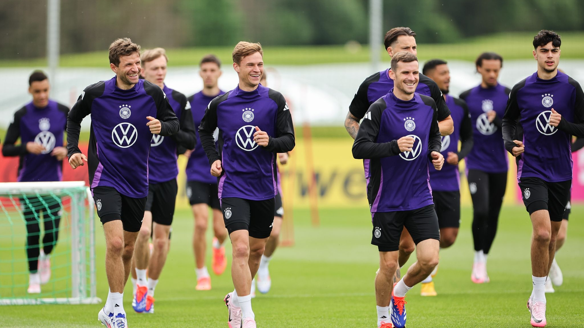 Die Nationalmannschaft um Thomas Müller (l-r), Joshua Kimmich und Pascal Groß soll von einem Spezialeinsatzkommando lernen. - Foto: Christian Charisius/dpa