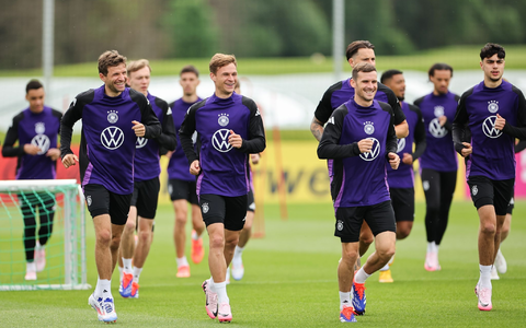 Die Nationalmannschaft um Thomas Müller (l-r), Joshua Kimmich und Pascal Groß soll von einem Spezialeinsatzkommando lernen. - Foto: Christian Charisius/dpa