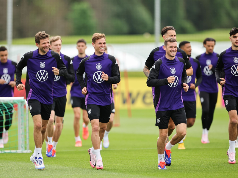 Die Nationalmannschaft um Thomas Müller (l-r), Joshua Kimmich und Pascal Groß soll von einem Spezialeinsatzkommando lernen. - Foto: Christian Charisius/dpa