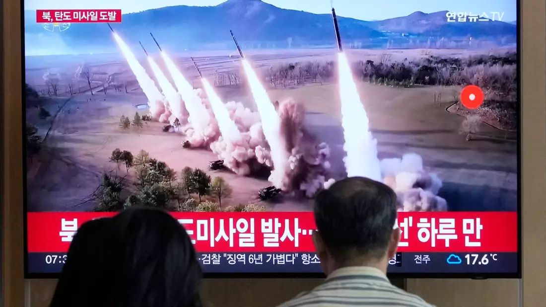 Eine Nachrichtensendung zeigt ein Archivbild eines nordkoreanischen Raketenstarts am Bahnhof von Seoul. - Bild: Ahn Young-joon/AP