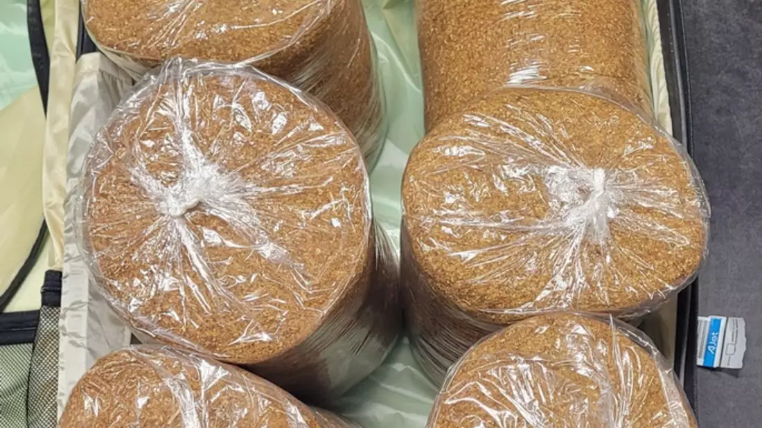 HZA-P: Am Flughafen BER stoppten Zöllner einen Reisenden aus der Türkei mit Jahresvorrat Tabak im Gepäck / Über 35 kg Tabak und 100 Zigaretten sichergestellt - Bild: presseportal.de