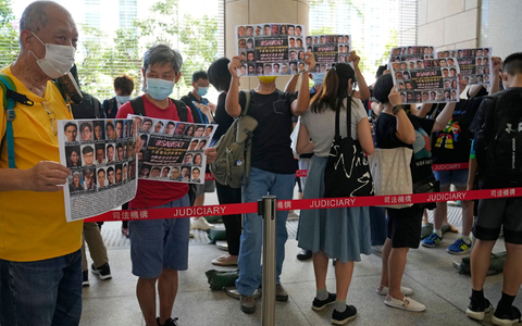 UnterstĂŒtzer halten vor einem Gericht in Hongkong Plakate mit den Fotos einiger der 47 angeklagten Demokratie-Aktivisten in die Höhe. - Foto: Kin Cheung/AP/dpa UnterstĂŒtzer halten vor einem Gericht in Hongkong Plakate mit den Fotos einiger der 47 angeklagten Demokratie-Aktivisten in die Höhe. - Foto: Kin Cheung/AP/dpa