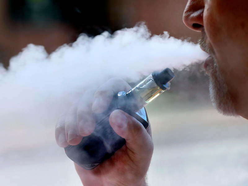 Bei E-Zigaretten sind bei Jugendlichen vor allem  Einweg-Varianten beliebt. - Foto: Robert F. Bukaty/AP/dpa