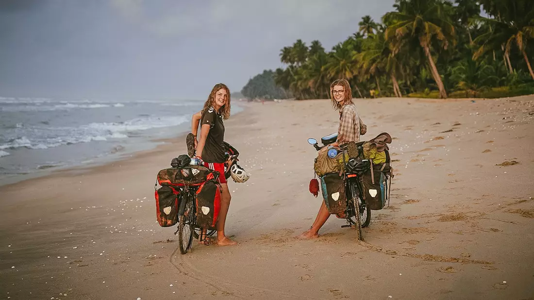 Hannah (links) und Greta Schröder an einem Strand in Ghana. - Bild: Hannah Schröder/dpa