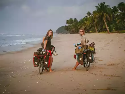 Hannah (links) und Greta Schröder an einem Strand in Ghana. - Foto: Hannah Schröder/dpa