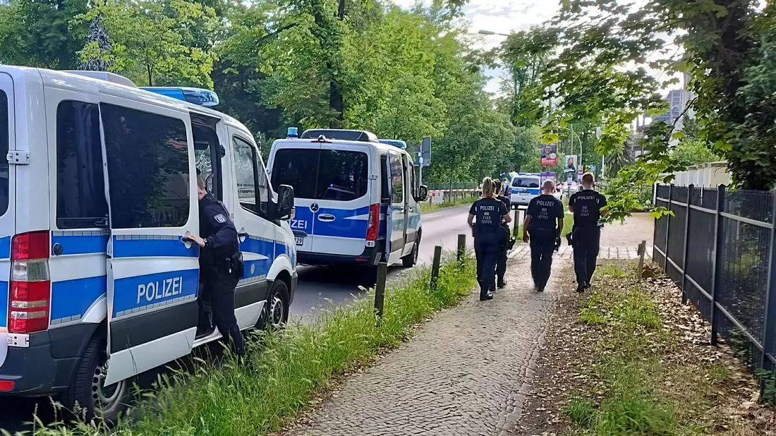 Nach einer Gewalttat in einer Flüchtlingsunterkunft in Potsdam ist die Polizei auf der Suche nach dem Täter. - Bild: Christian Pörschmann/reporternet24/dpa