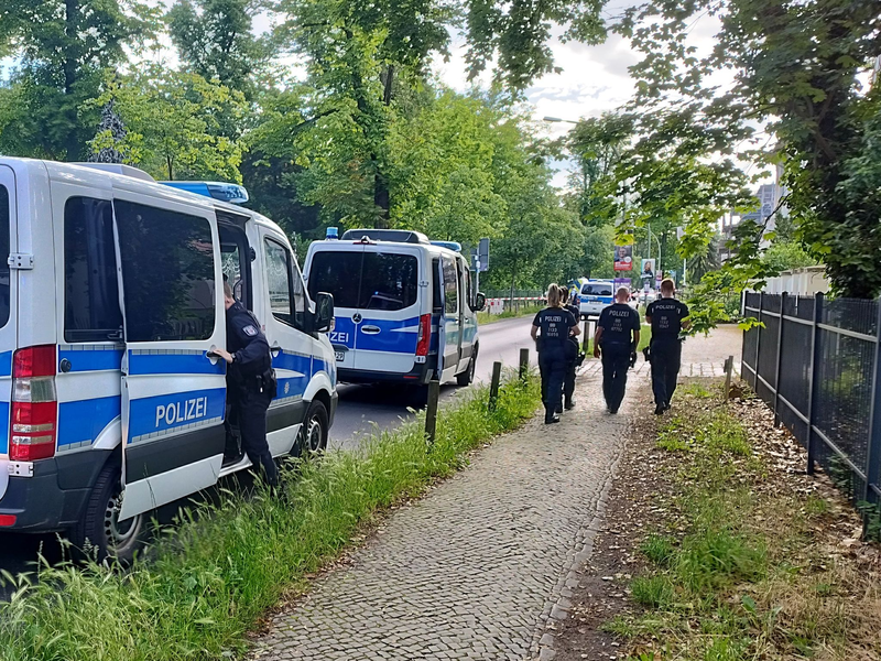 Polizeieinsatz nach der Gewalttat in einer Flüchtlingsunterkunft in Potsdam. - Foto: Christian Pörschmann/reporternet24/dpa