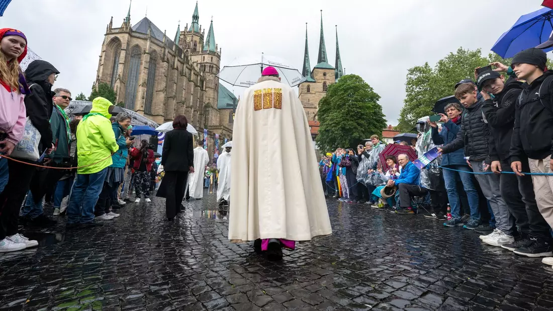 Erfurts Bischof Ulrich Neymeyr zieht mit der Prozession zum Fronleichnam-Gottesdienst auf dem Domplatz. - Bild: Hendrik Schmidt/dpa
