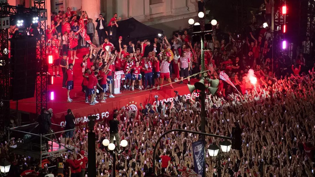 Die Spieler von Olympiakos Piräus feiern mit ihren Fans den Sieg im Conference-League-Finale. - Bild: Michael Varaklas/AP