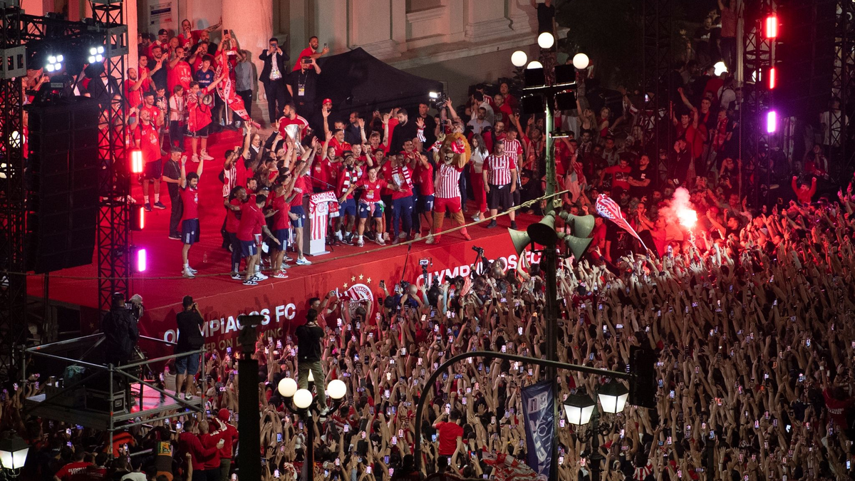 Die Spieler von Olympiakos Piräus feiern mit ihren Fans den Sieg im Conference-League-Finale. - Foto: Michael Varaklas/AP