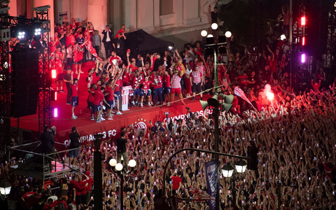 Die Spieler von Olympiakos Piräus feiern mit ihren Fans den Sieg im Conference-League-Finale. - Foto: Michael Varaklas/AP