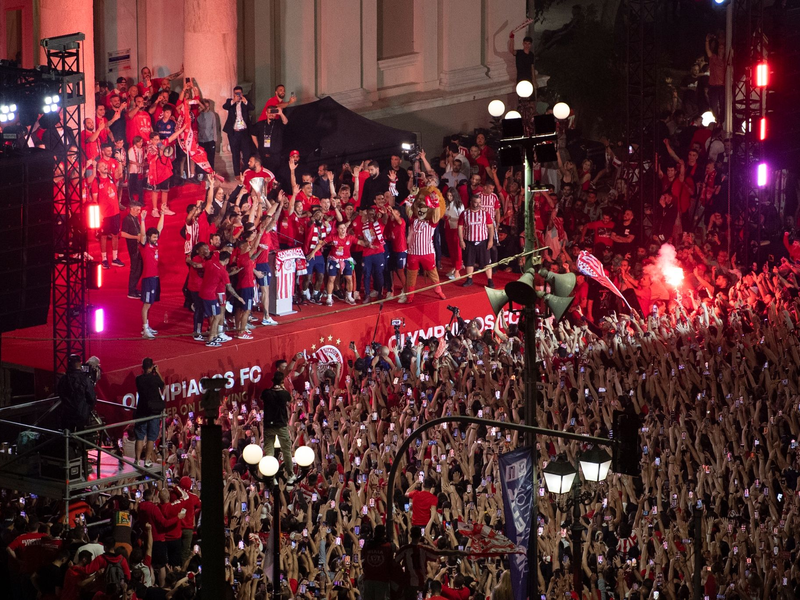 Die Spieler von Olympiakos Piräus feiern mit ihren Fans den Sieg im Conference-League-Finale. - Foto: Michael Varaklas/AP