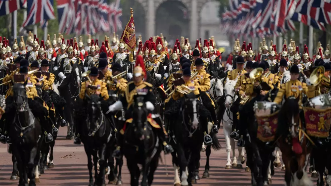 Die Geburtstagsparade für König Charles III. findet nicht an seinem eigentlichen Geburstag statt, sondern im Juni - da ist das Wetter besser (Archivbild). - Bild: Alastair Grant/AP/dpa