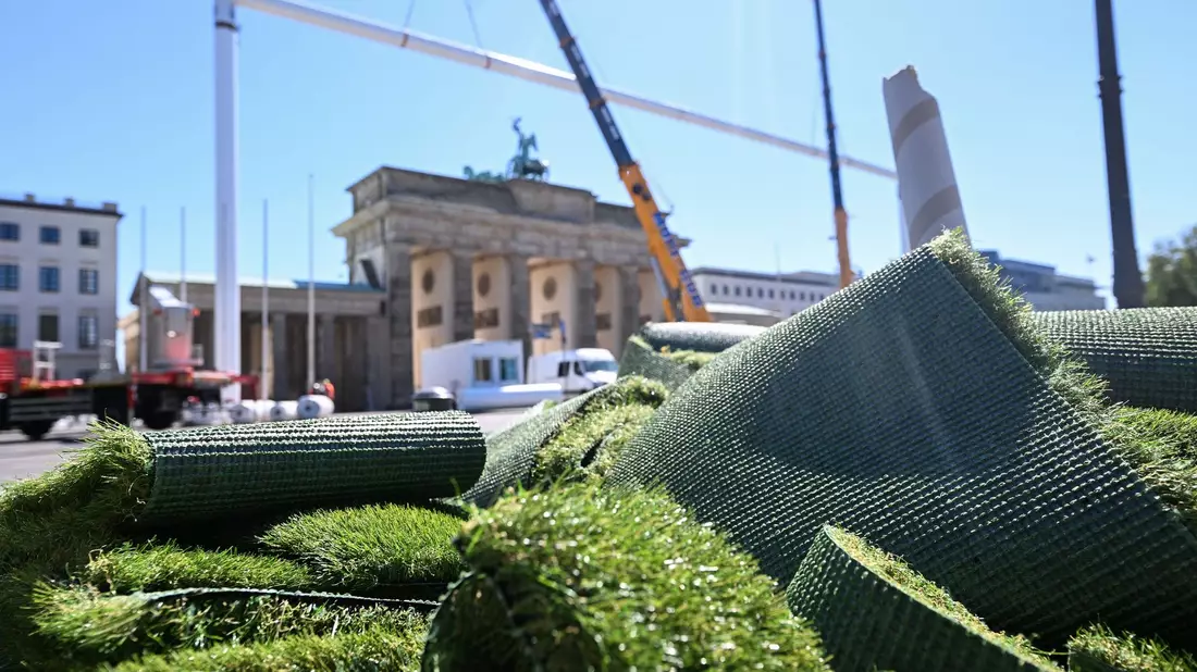 Die Europameisterschaft findet vom 14. Juni bis 14 Juli statt. Auf der Fanmeile wird es dann Public Viewing geben. - Bild: Sebastian Christoph Gollnow/dpa