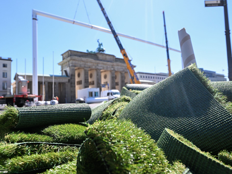 Die Europameisterschaft findet vom 14. Juni bis 14 Juli statt. Auf der Fanmeile wird es dann Public Viewing geben. - Foto: Sebastian Christoph Gollnow/dpa