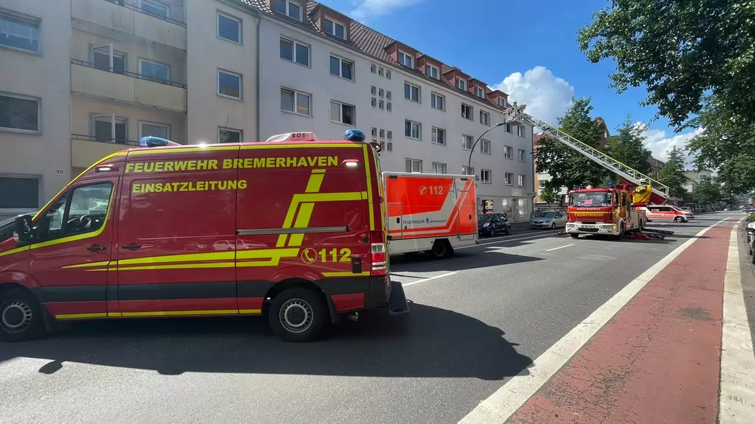 FW Bremerhaven: Personenrettung mit Drehleiter führt zu Straßensperrung - Bild: presseportal.de