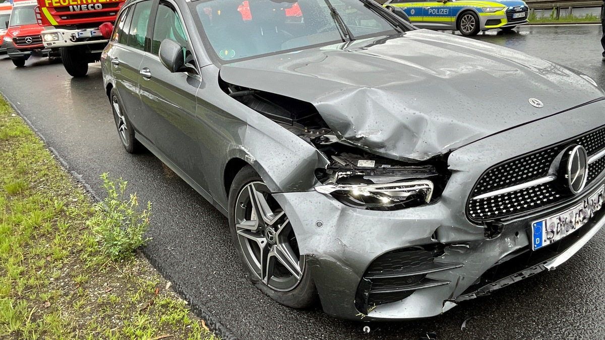 API-TH: mehrere Verkehrsunfälle aufgrund nicht angepasster Geschwindigkeit auf regennasser Fahrbahn - Foto: presseportal.de