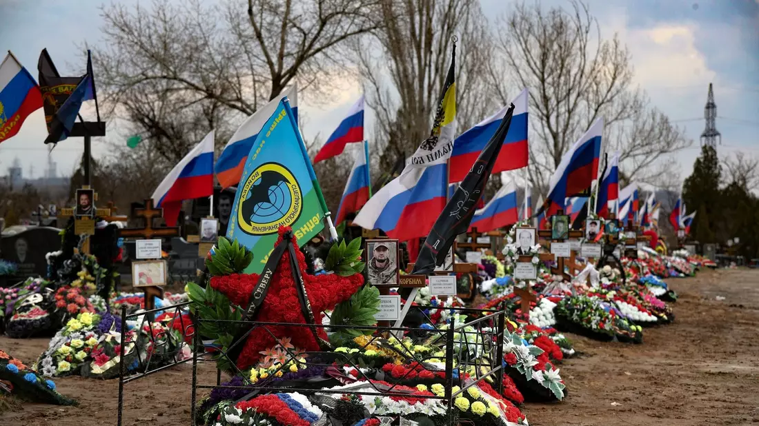 Gräber russischer Soldaten, die in der Ukraine getötet wurden, auf einem Friedhof in der russischen Region Wolgograd. - Bild: AP/dpa