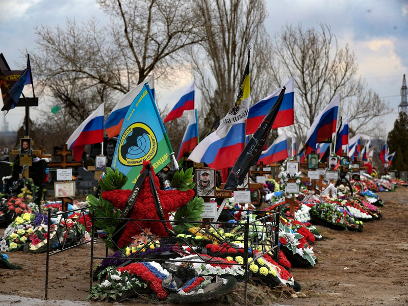 Gräber russischer Soldaten, die in der Ukraine getötet wurden, auf einem Friedhof in der russischen Region Wolgograd. - Foto: AP/dpa