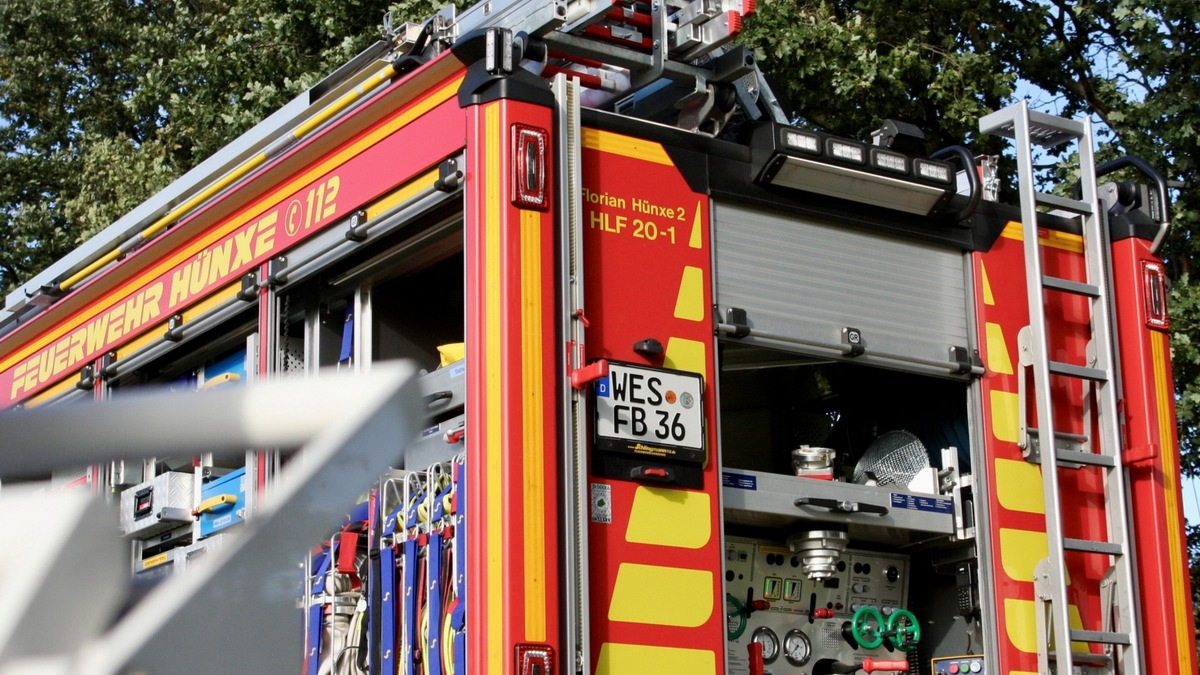 FW Hünxe: Hebebühne defekt - Vier Personen in luftiger Höhe gefangen - Foto: presseportal.de