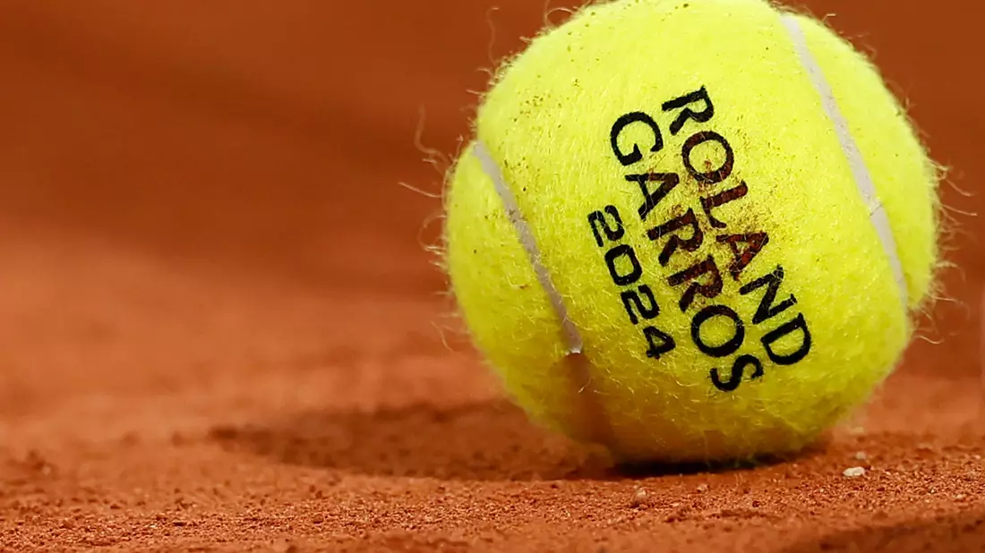 Iga Swiatek aus Polen gewinnt in zwei Sätzen das Finale der French Open. - Bild: Jean-Francois Badias/AP/dpa