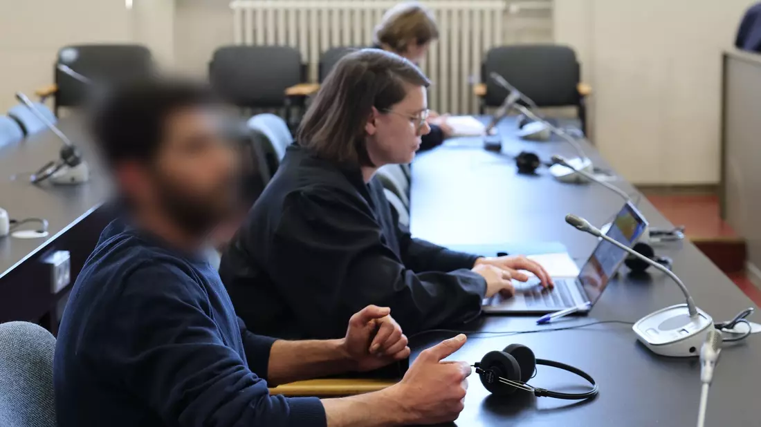 Der Flughafen-Geiselnehmer von Hamburg muss sich wegen Entziehung Minderjähriger, vorsätzlicher Körperverletzung, Waffendelikten und Geiselnahme vor Gericht verantworten. - Bild: Ulrich Perrey/dpa