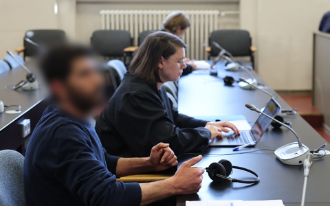 Der Flughafen-Geiselnehmer von Hamburg muss sich wegen Entziehung Minderjähriger, vorsätzlicher Körperverletzung, Waffendelikten und Geiselnahme vor Gericht verantworten. - Foto: Ulrich Perrey/dpa Der Flughafen-Geiselnehmer von Hamburg muss sich wegen Entziehung Minderjähriger, vorsätzlicher Körperverletzung, Waffendelikten und Geiselnahme vor Gericht verantworten. - Foto: Ulrich Perrey/dpa