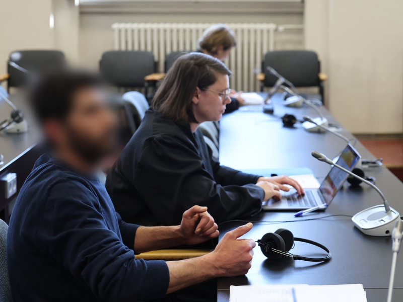 Der Flughafen-Geiselnehmer von Hamburg muss sich wegen Entziehung Minderjähriger, vorsätzlicher Körperverletzung, Waffendelikten und Geiselnahme vor Gericht verantworten. - Foto: Ulrich Perrey/dpa