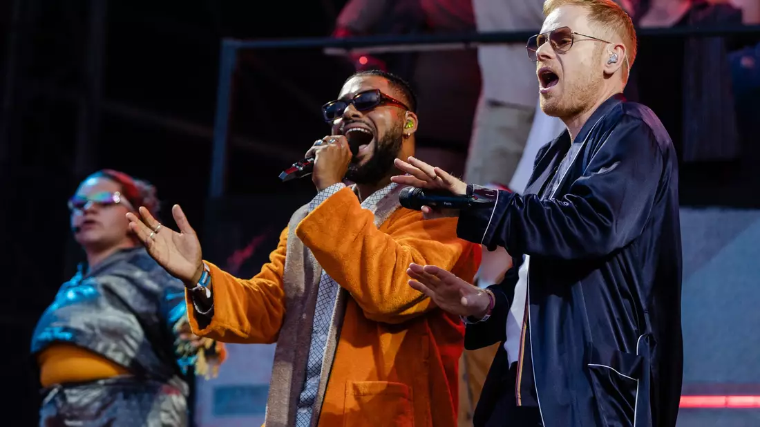 Peter Fox (r) mit Benji Asare auf dem Southside Festival (Archivbild). - Bild: Christoph Schmidt/dpa