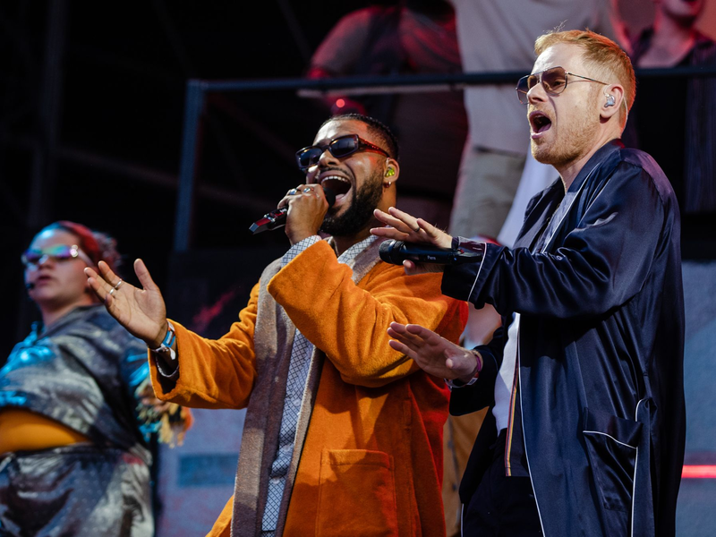 Peter Fox (r) mit Benji Asare auf dem Southside Festival (Archivbild). - Foto: Christoph Schmidt/dpa