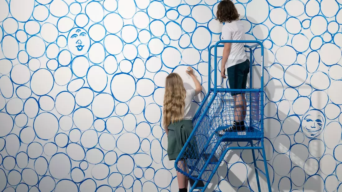 Die Kinderbiennale in Dresden lädt zum Mitmachen ein. - Bild: Sebastian Kahnert/dpa