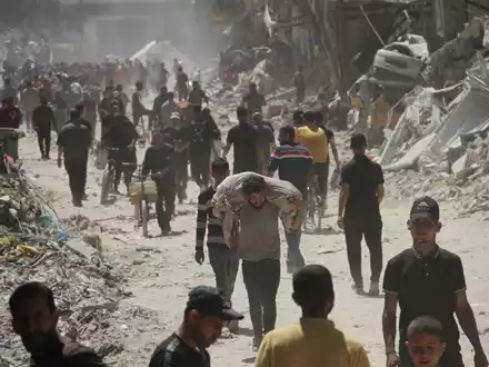 Israels Armee hat nach eigenen Angaben die Kontrolle über den gesamten Abschnitt an der Grenze zu Ägypten übernommen - immer mehr Palästinenser fliehen nach Dschabalia. - Foto: Mahmoud Zaki/XinHua/dpa