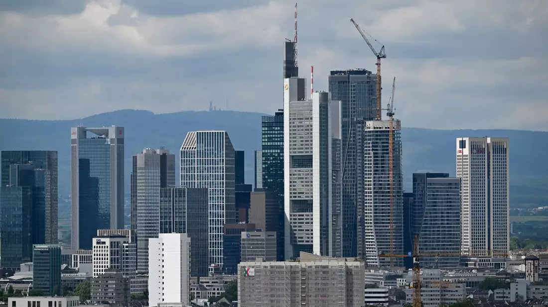 Banken halten sich mit Krediten an Mittelständler zurück (Archivbild). - Bild: Arne Dedert/dpa