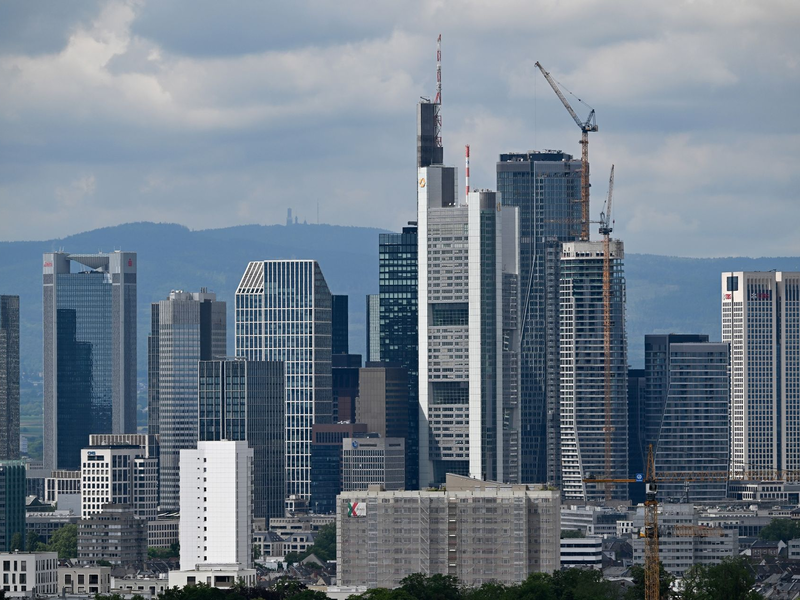 Banken halten sich mit Krediten an Mittelständler zurück (Archivbild). - Foto: Arne Dedert/dpa
