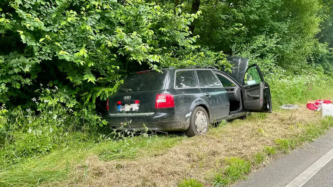 FW Alpen: Auslaufende Betriebsmittel nach Verkehrsunfall - Bild: presseportal.de
