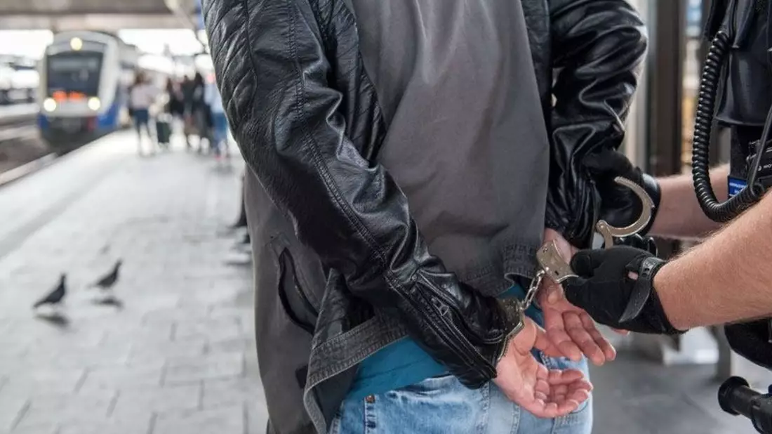 BPOL NRW: Bundespolizei vollstreckt zwei Haftbefehle und stellt Betäubungsmittel sicherü - Bild: presseportal.de