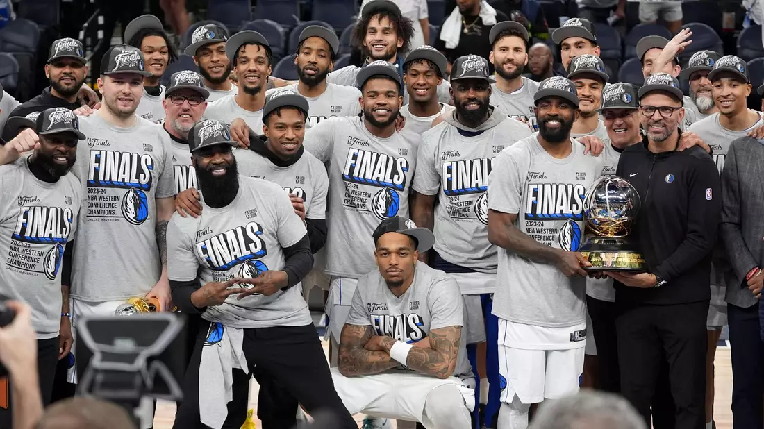 Die Dallas Mavericks feiern den Einzug in die  NBA-Finals. - Bild: Abbie Parr/AP