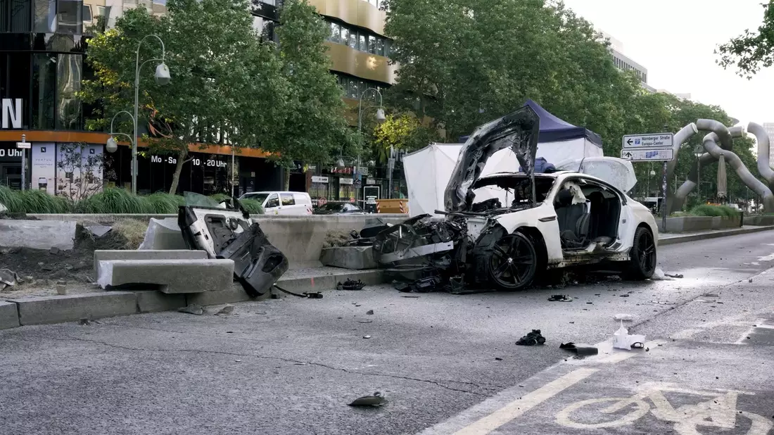 Das Wrack eines Autos steht nach einem Unfall auf der Tauentzienstraße. - Bild: Michael Ukas/dpa